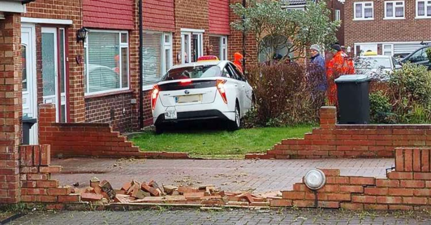 CHAOS IN GRAVESEND AS TAXI IS STUCK AFTER PLOUGHING THROUGH WALLS AND GARDENS