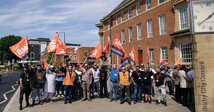 DERBY PRIVATE HIRE DRIVERS RALLY AGAINST STRICT NEW VEHICLE AGE RULE