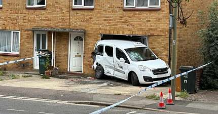 BANBURY STREET TAPED OFF AFTER TAXI CRASHES INTO HOUSE