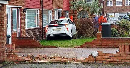 CHAOS IN GRAVESEND AS TAXI IS STUCK AFTER PLOUGHING THROUGH WALLS AND GARDENS