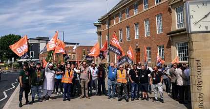 DERBY PRIVATE HIRE DRIVERS RALLY AGAINST STRICT NEW VEHICLE AGE RULE