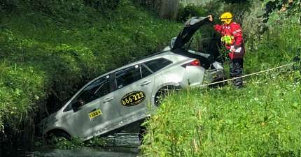 DRAMATIC ESCAPE TWO FLEE THROUGH BOOT AFTER PHV PLUMMETS INTO TRENCH IN PLYMOUTH