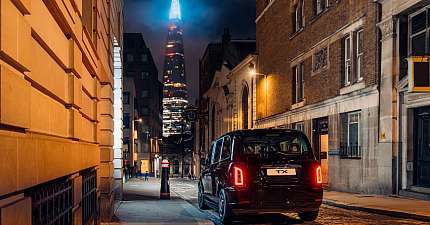 LONDONS ICONIC BLACK CABS FACE SHORTAGE CRISIS AS PRIVATE HIRE VEHICLES SURGE