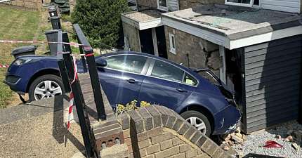 RUNAWAY PRIVATE HIRE VEHICLE SMASHES INTO CANTERBURY HOUSE AND WRECKS PORCH