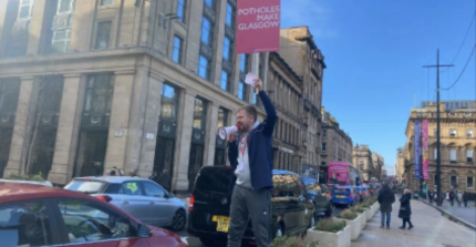 GLASGOW POTHOLE PROTESTORS BLOCK GEORGE SQUARE AS TAXIS SURROUND CITY CHAMBERS