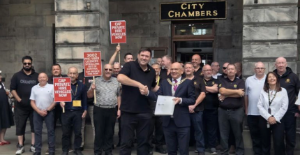 EDINBURGH TAXI DRIVERS HAND OVER PETITION CALLING FOR CAP ON PHV NUMBERS IN THE CITY