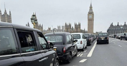 LONDON BLACK CABS LINED UP ON WESTMINSTER BRIDGE OFFERING FREE RIDES TO VETERANS