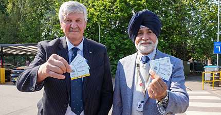 WOLVERHAMPTON COUNCIL FIRST TO USE CONTACTLESS TECHNOLOGY FOR TAXIPH DRIVER LICENCE CHECKS